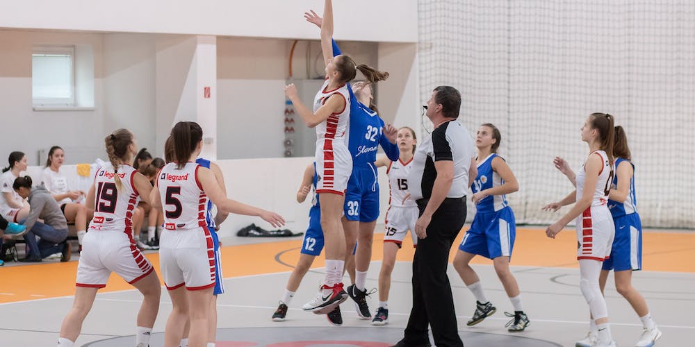 Jóvenes jugando basketball